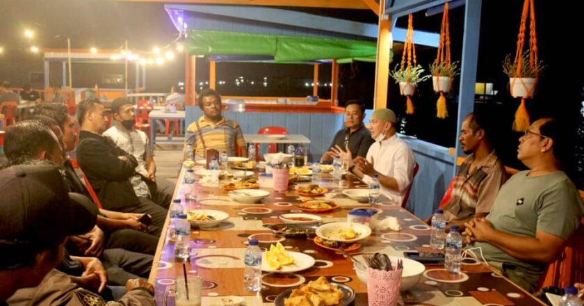 KUNJUNGI SEDANAU, WAKIL BUPATI NATUNA BERSAMA DINAS PERIKANAN BERDIALOG DENGAN PARA NELAYAN