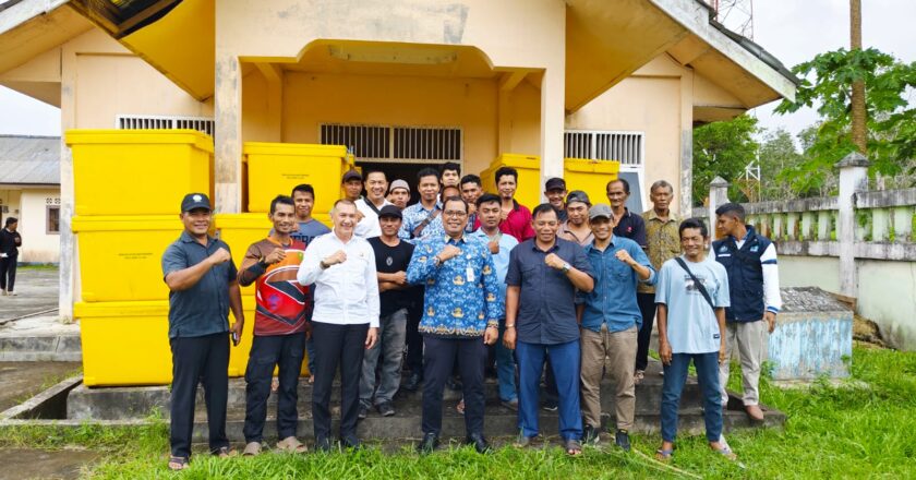 Wabub Natuna Rodhial Huda Menyerahkan Bantuan Alat Bantu Penangkap Ikan untuk Nelayan