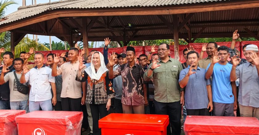 Bupati Natuna Serahkan Bantuan 100 Unit Fiber Box KKP-RI untuk Tingkatkan Kualitas Tangkapan Nelayan